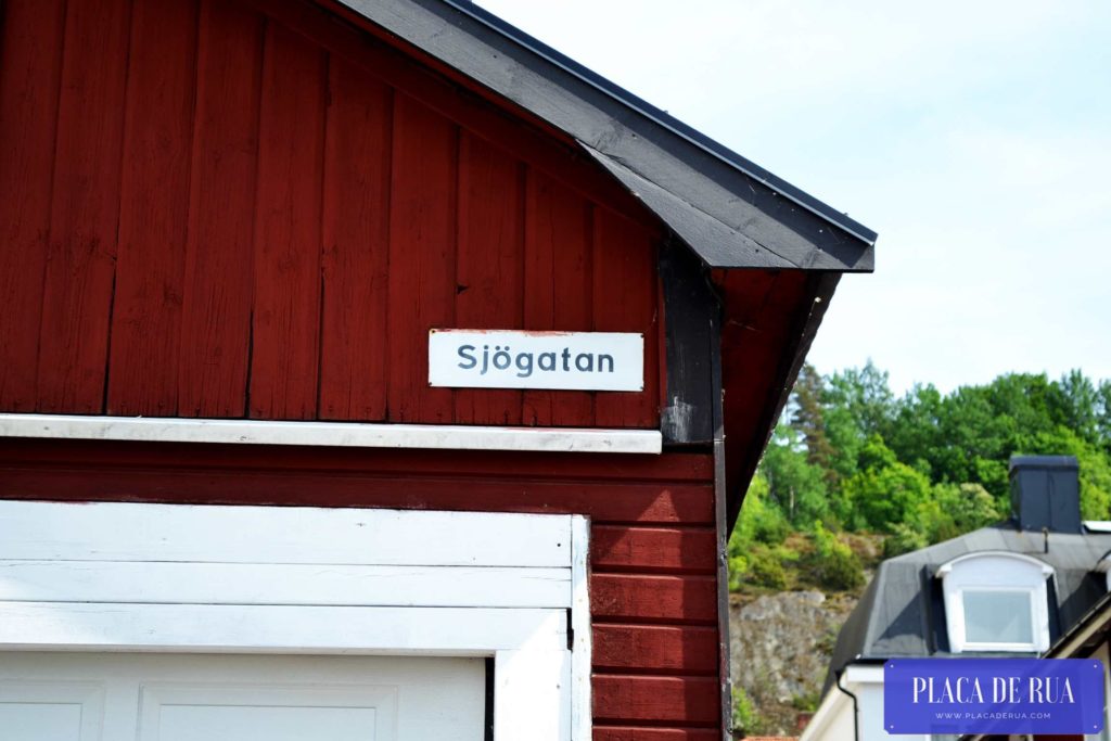 Placa de rua Sjögatan, em Gränna, na Suécia