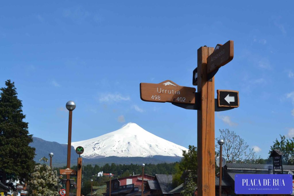 Placa de rua Urrutia com Ansorena, em Pucón, Chile