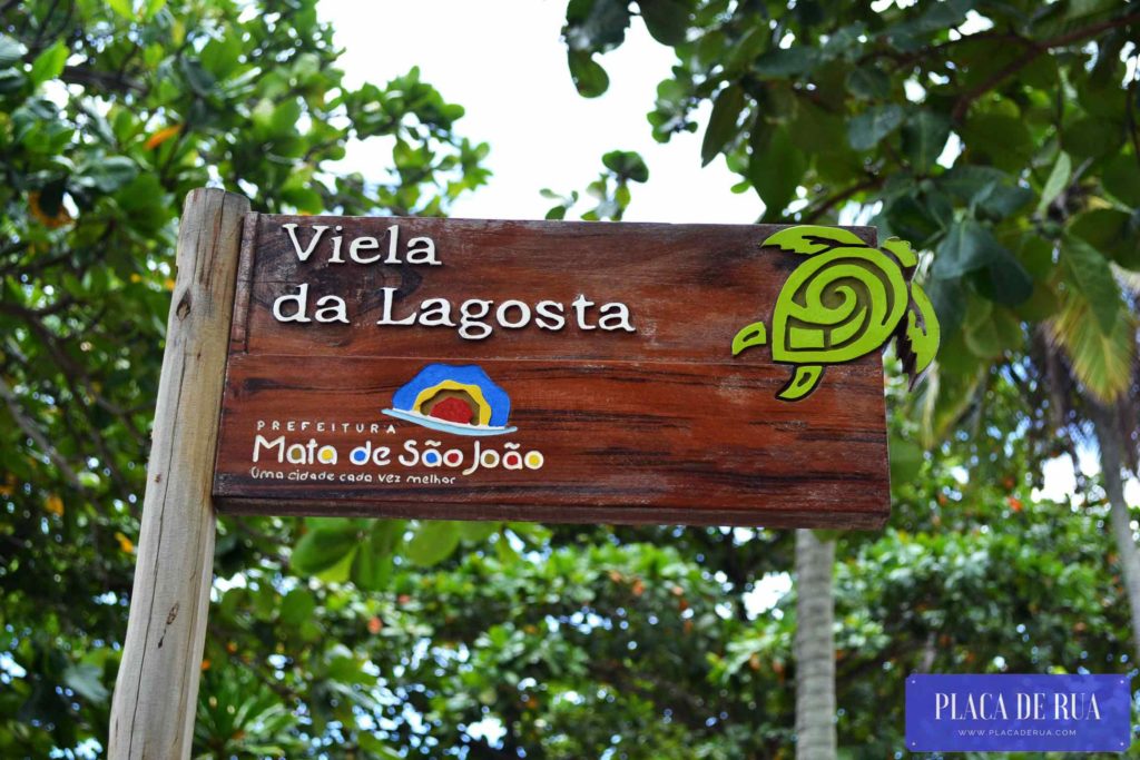 Placa de rua Viela da Lagosta em Praia do Forte, Bahia