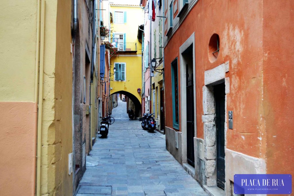 Rua estreita em Villefranche sur mer