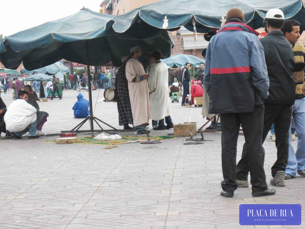 Encantadores de serpentes na Praça Jemaa el-Fna, em Marraquexe