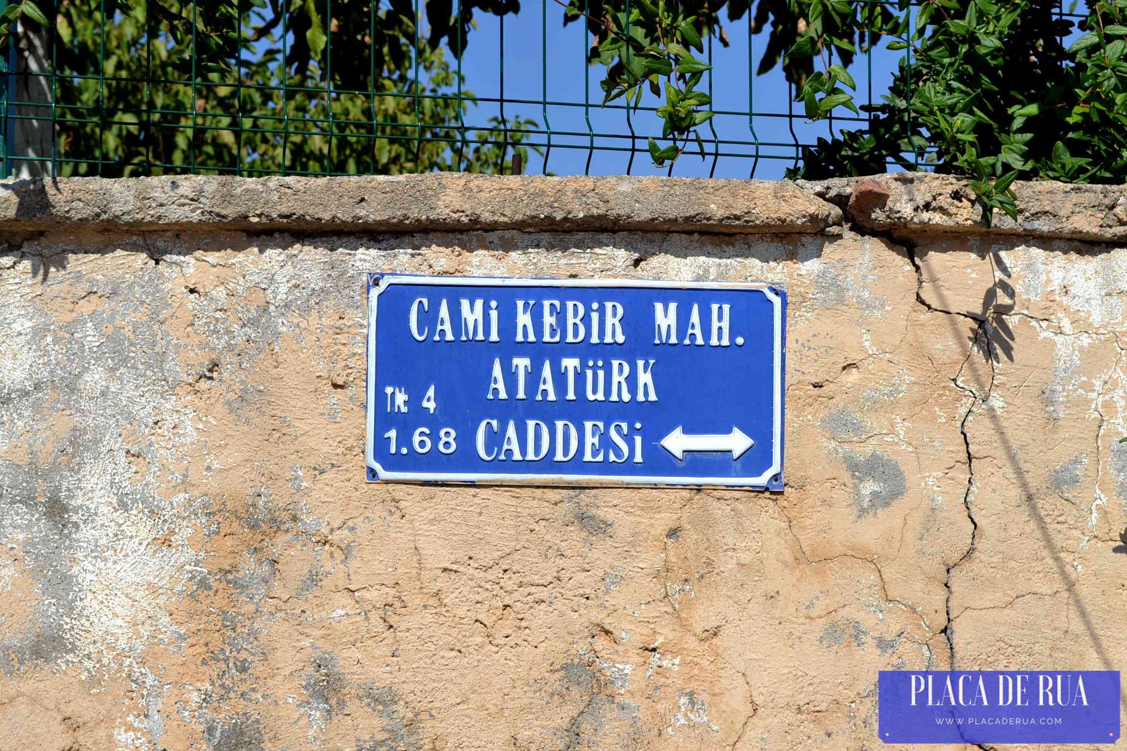 Placa de rua Cami Kebir Ataturk Caddesi na Turquia