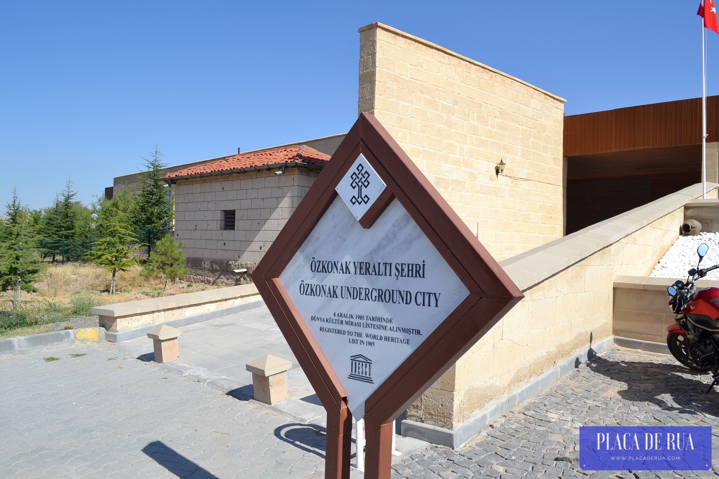 Entrada da cidade subterrânea de Ozkonak na Turquia