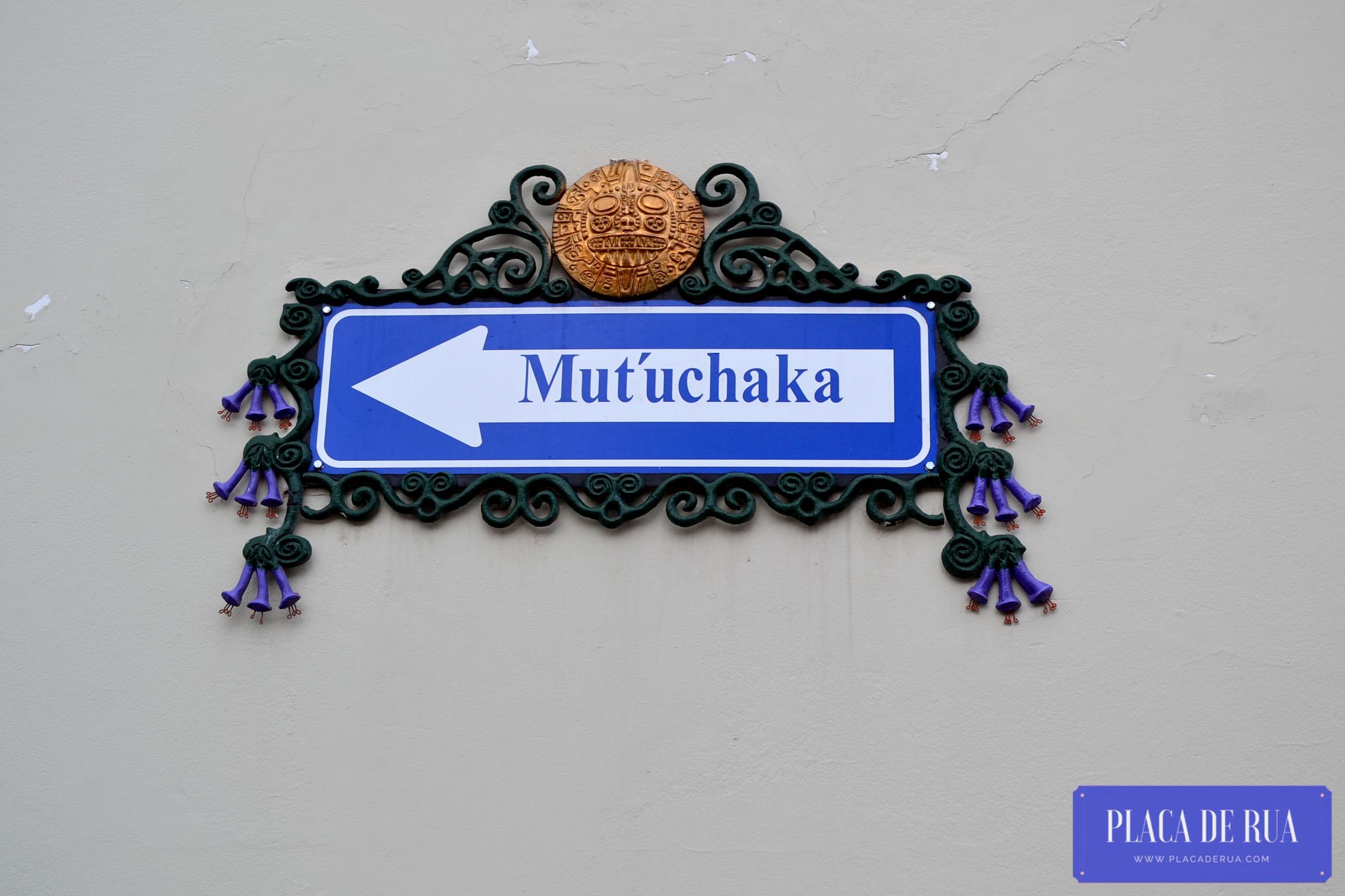 Placa de rua Mut'uchaka em Cusco